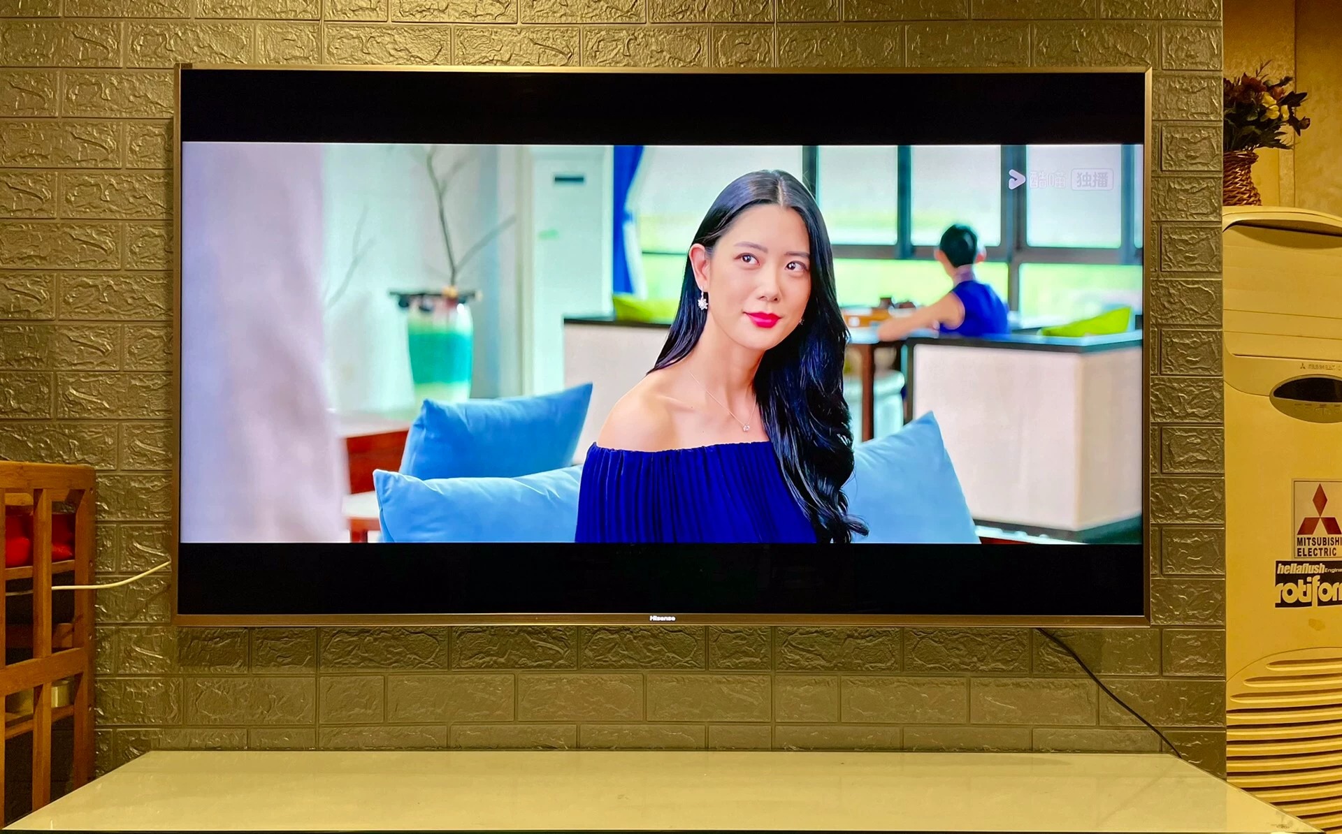 出个人自用闲置海信65寸ULED网络智能超画质液晶电视，型号LED65MU7000U，购买一年多开机仅个位数基本没怎么用，成色基本全新，海信高端机，整体效果好